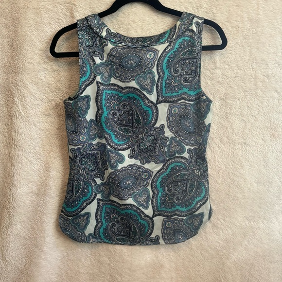 Ann Taylor paisley blue sleeveless blouse. XS - Picture 2 of 5
